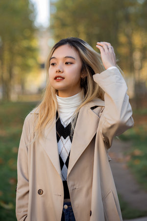 美女与男友的互动场景