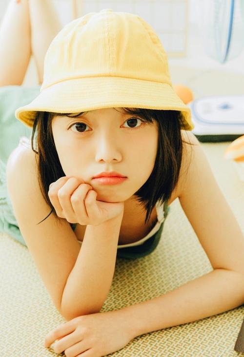 关婷娜海边泳衣自然展示