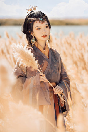 浴室进行清洁腹部鼓起的女人